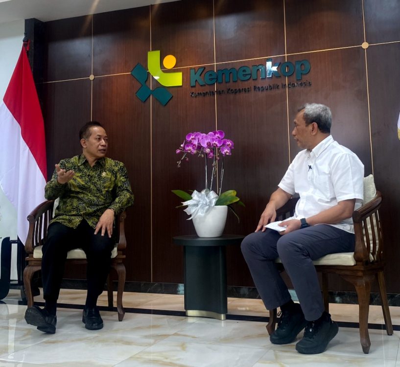 : Menteri Koperasi Republik Indonesia Ferry Juliantono (baju batik) menegaskan pembentukan Koperasi Desa/Kelurahan (Kopdes) Merah Putih bukan merupakan kebijakan yang dipaksakan dari pemerintah pusat. (Foto: InfoPublik/Harif Almahendra)