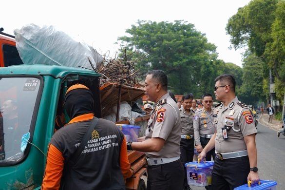 Korlantas Polri Gelar Jumat Sedekah di TPS Rawajati, Berbagi Sembako kepada Pemulung