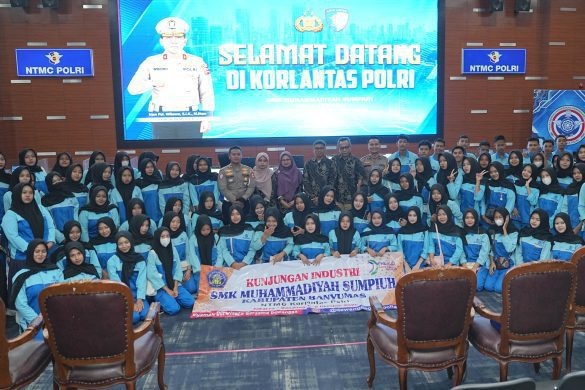 Korlantas Polri Kenalkan Teknologi Lalu Lintas Kepada Siswa SMK dari Sumpiuh Jateng