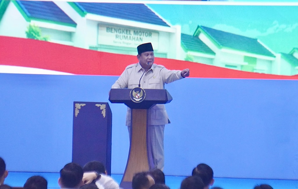 : Presiden RI Prabowo Subianto memberikan sambutan saat menghadiri akad massal 62.710 Kredit Pemilikan Rumah (KPR) Bersubsidi di Perumahan Puri Delta City Side, Kabupaten Batang.