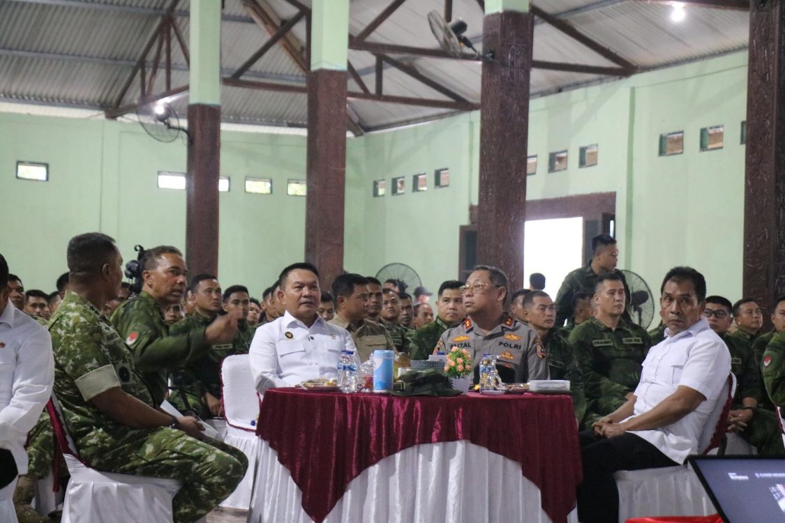 Kunjungi Papua Tengah, Menko Polkam Beri Arahan kepada Personel Satgas di Papua