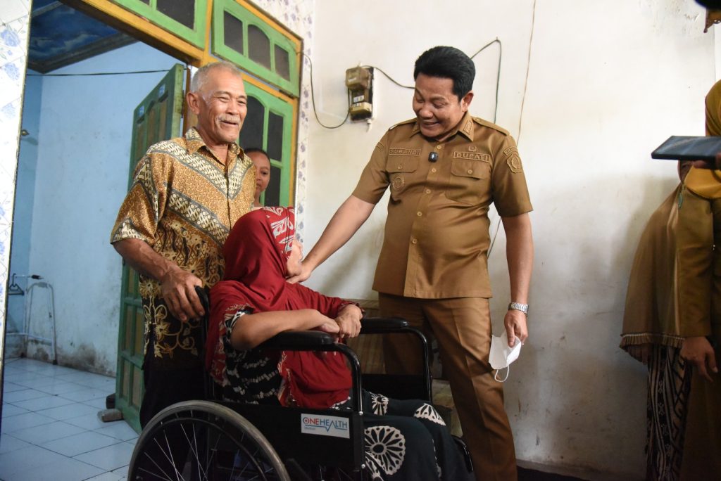 Kursi Roda dan Paket Sembako Disalurkan ke Warga Sidoarjo yang Membutuhkan
