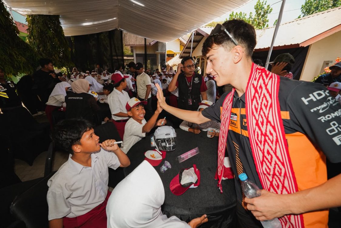 : Lima pembalap Moto2 dan Moto3 berbagi pengalaman dan inspirasi kepada siswa SD Negeri 2 Kuta Mandalika, Kabupaten Lombok Tengah, Nusa Tenggara Barat (NTB), Kamis (8/10/2026), menjelang gelaran Pertamina Grand Prix of Indonesia 2026./Foto Istimewa