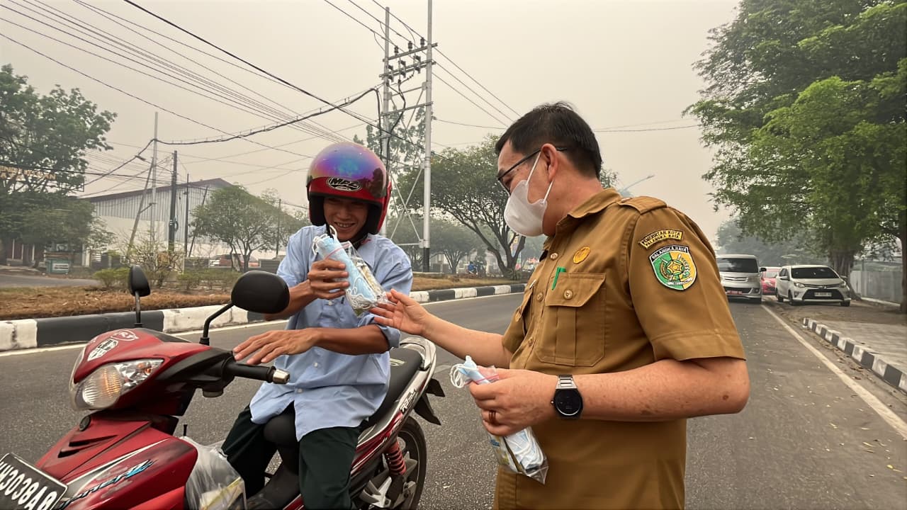 : Pemerintah Kota (Pemkot) Palangka Raya melalui Dinas Kesehatan (Dinkes) membagikan masker dan suplemen kesehatan gratis bagi masyarakat. Langkah ini dilakukan guna melindungi warga dari dampak kebakaran hutan dan lahan (karhutla) serta ancaman kabut asap. - Foto: Mc.Palangka Raya