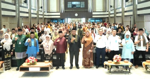 : Sekda Sumbar foot bersama saat pembukan Lomba Cerdas Cermat BerAKHLAK di Aula Kantor Gubernur. (foto: MC Sumbar)