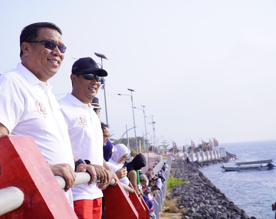 : Sekretaris Daerah Kota Tidore, Ismail Dukomalamo, (kanan)bersama Dandim 1505/Tidore Letkol. Inf Wahyu Widya Sasono melepas Peserta lomba Mancing dalam rangka HUT ke-81 TNI di pantai Tugulufa/ (Nanu)