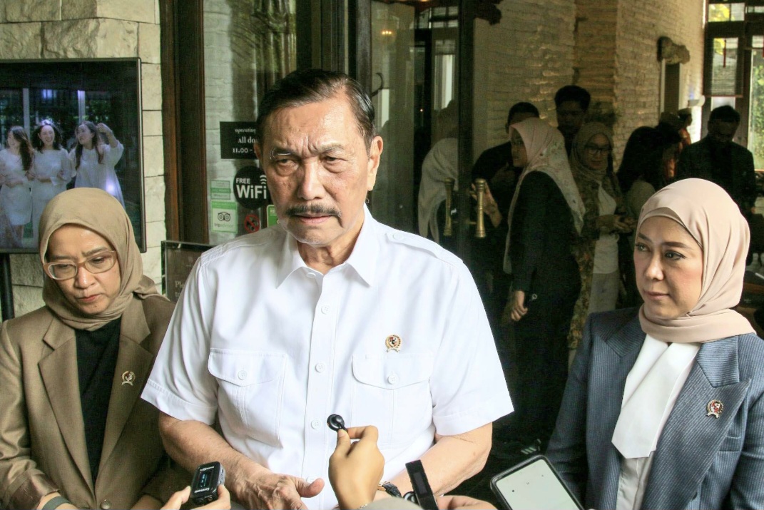 : Ketua KPTDP, Luhut Binsar Pandjaitan, bersama Menteri PANRB, Rini Widyantini (kiri), dan Menkomdigi, Meutya Hafid (kanan) usai diskusi mengenai