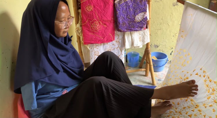 : Menginspirasi banyak pihak dengan prinsip kemandiriannya yang luar biasa, Trimah, seorang difabel di Yogyakarta, mendedikasikan hidupnya untuk melestarikan warisan budaya dengan membatik menggunakan kedua kakinya di rumahnya di Jalan Gabus 8 Nomor 19, Yogyakarta, Rabu (30/9/2026).