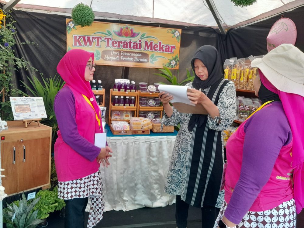 : KWT Teratai Mekar dari Kalurahan Condongcatur, Sleman, memamerkan potensi pertanian perkotaan cerdas dan aneka produk olahan dalam ajang Gebyar Inovasi Lumbung Mataraman 2026 di Kulon Progo, Jumat (2/10/2026).