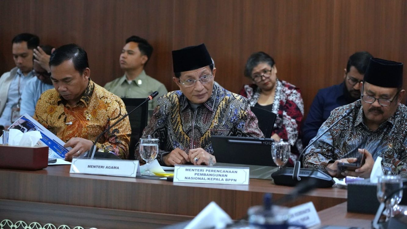 : Menteri Agama (Menag) Nasaruddin Umar mengusulkan tiga langkah strategis untuk memperluas jangkauan Program Makan Bergizi Gratis (MBG) bagi santri di pondok pesantren. Usulan tersebut disampaikan dalam Rapat Koordinasi Terbatas (Rakortas) Tata Kelola MBG yang dipimpin Menteri Koordinator Bidang Pangan Zulkifli Hasan di Jakarta, Rabu (29/7/2026). (Foto: Humas Kemenag)