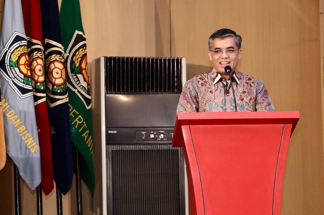 : Menteri Ketenagakerjaan (Menaker) Yassierli saat memberikan orasi ilmiah pada Dies Natalis ke-68 Universitas Janabadra Yogyakarta, Rabu (7/10/2026). (Foto: Dok Kemnaker)