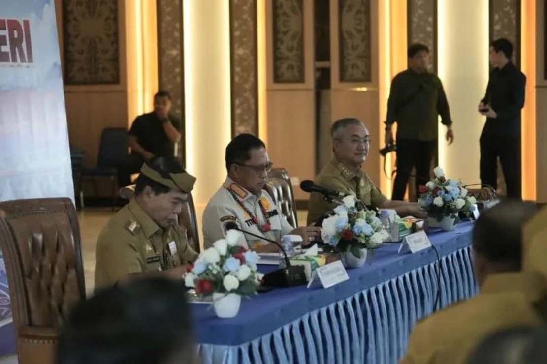 : Mendagri Tito Karnavian (tengah), memimpin rapat koordinasi terkait percepatan pembangunan wilayah perbatasan bersama Gubernur Kaltara Zainal A Paliwang dan Bupati Malinau Wempi W Mawa, di Kantor Bupati Malinau, Selasa (6/10/2026). ANTARA/HO-Diskominfo Malinau