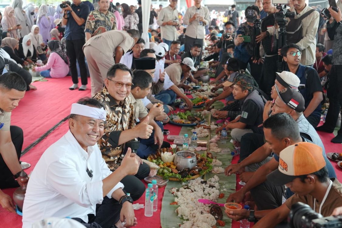 : Mendagri Muhammad Tito Karnavian bersama para sopir truk pengangkut genteng dan jajaran pejabat menikmati nasi liwet secara lesehan di halaman Pasar Citeko, Kecamatan Plered, Kabupaten Purwakarta, Jawa Barat, Jumat (2/10/2026). (Foto: Kemendagri)