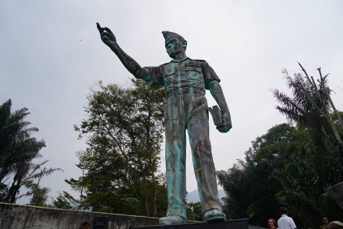 : Di bawah langit Desa Natolu Tali, ingatan kolektif tentang heroisme seorang putra daerah yang religius dan teguh memegang prinsip kembali dihidupkan, merawat rindu dan penghormatan bagi sang martir bangsa.