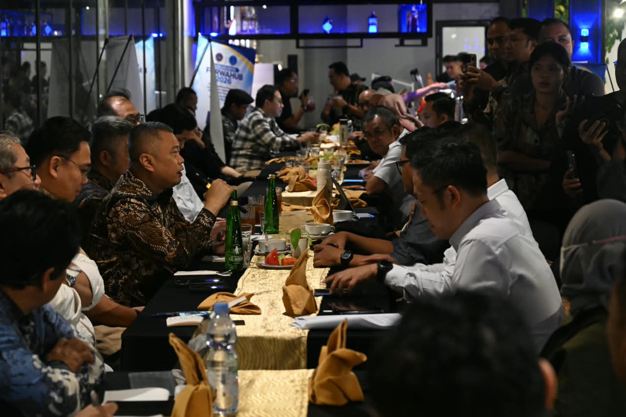 : Menhub Dudy saat berdiskusi dengan jurnalis yang tergabung dalam Forum Wartawan Perhubungan (Forwahub) di Bandung, Jawa Barat. /Foto Humas Kemenhub