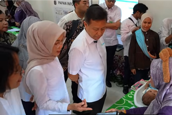 : Menteri Kesehatan RI Budi Gunadi Sadikin bersama Kepala Dinas Kesehatan DKI Jakarta Ani Ruspitawati saat mengunjungi Posynadu Flamboyan 5 di Petojo Utara, Gambir Jakarta Pusat (Sumber Kemenkes)