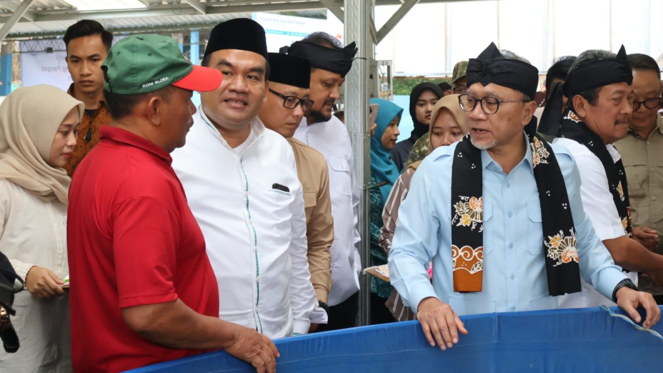 : Menteri Koordinator Bidang Pangan RI Zulkifli Hasan (kanan) bersama Bupati Blora Arief Rohman (kiri) saat meninjau Budidaya Ikan Tematik Koperasi Desa Merah Putih Kamolan yang berada di Sendang Bangeran, Desa Kamolan, Kecamatan Blora. Foto : Ms. Blora.
