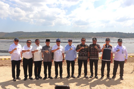 : Menko Pangan Zulkifli Hasan bersama Menteri Desa PDT Yandri Susanto, Menteri Kelautan dan Perikanan Sakti Wahyu Trenggono, Wakil Ketua Komisi IV DPR RI Ahmad Yohan, Gubernur NTT Emanuel Melkiades Laka Lena dan Bupati Rote Ndao Paulus Henuk berfoto bersama dengan latar Tambak Garam K-SIGN.