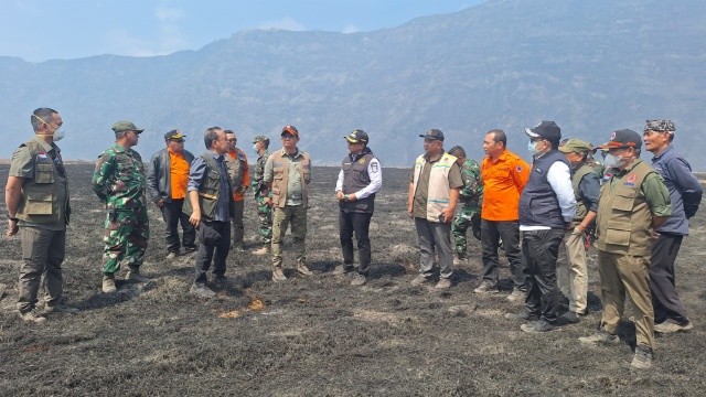 : Sekdaprov Jatim Adhy Karyono, Kalaksa BPBD Jatim Gatot Soebroto, dan Danlanud Abdulrachman Saleh Marsma TNI Reza RR Sastranegara. Sebelum ke lokasi kejadian, Menko PMK bersama rombongan terlebih dahulu melakukan pertemuan di Posko Karhutla Korem 083/Baladika Jaya. - Foto: Mc.Jatim