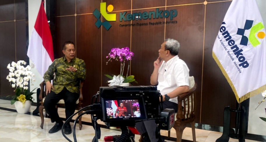 : Menteri Koperasi Ferry Juliantono menegaskan Koperasi Desa/Kelurahan (Kopdes) Merah Putih dirancang menjadi off taker bagi produk UMKM lokal sekaligus menggerakkan ekonomi desa. Pemerintah menargetkan koperasi menjadi instrumen untuk mengurangi kesenjangan desa-kota dan menciptakan desa yang mandiri secara ekonomi./Foto InfoPublik/Mahe