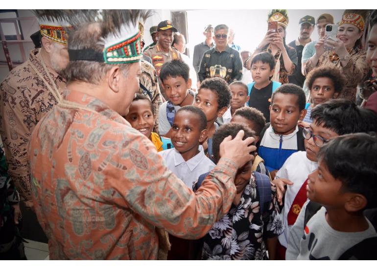 : Menteri Koperasi Ferry Juliantono mengatakan Yahukimo memiliki potensi sumber daya alam yang besar untuk mendukung rantai pasok MBG. Wilayah Dekai, Sumo, dan sekitarnya telah mengembangkan persawahan padi, berbagai komoditas sayuran dataran tinggi seperti kubis, wortel, bawang, dan tomat, serta tanaman umbi-umbian. Foto: Humas Kementerian Koperasi