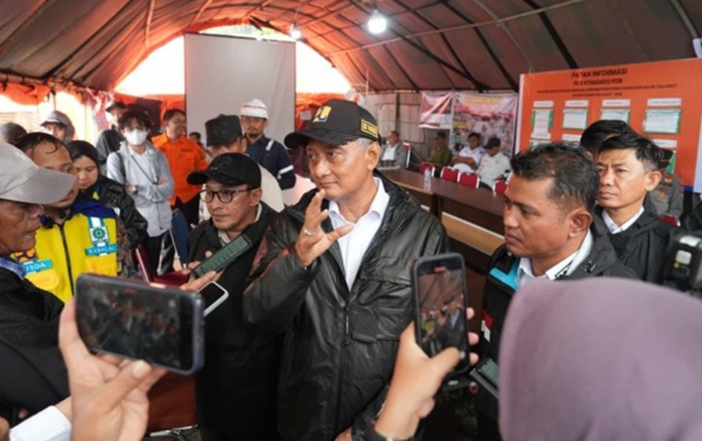 : Menteri Pekerjaan Umum (PU), Dody Hanggodo meninjau langsung kondisi sejumlah gedung perkantoran pemerintahan daerah yang terdampak bencana banjir bandang dan longsor di Kabupaten Solok, Sumatra Barat. (Foto: Humas Kemen PU)