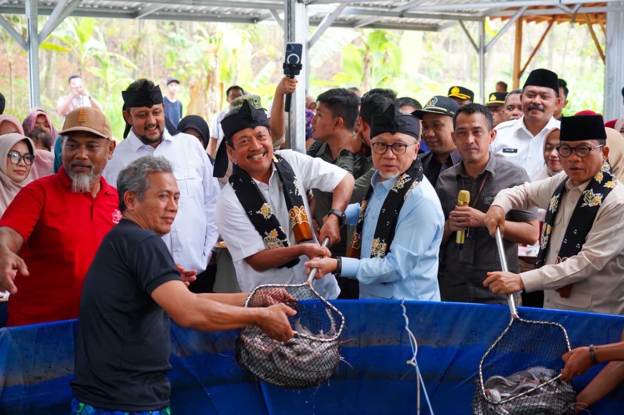 : Menteri Kelautan dan Perikanan Sakti Wahyu Trenggono, saat melakukan kunjungan kerja di Kabupaten Blora, Jawa Tengah, Jumat (31/7/2026), program budidaya ikan tematik diharapkan mampu memberikan nilai tambah bagi sektor perikanan budidaya, meningkatkan pendapatan masyarakat, serta mendukung target swasembada pangan nasional. (Dok. KKP)