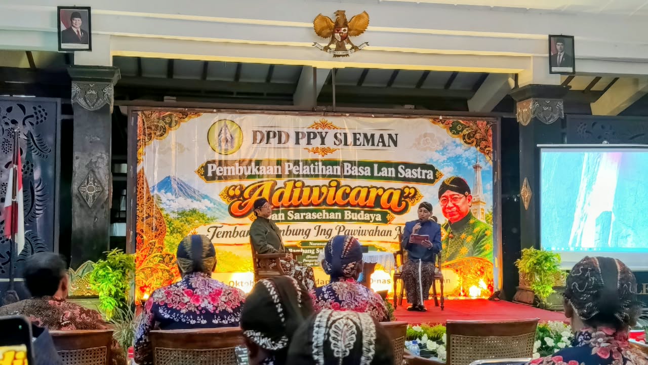 : Untuk mencetak pembawa acara adat Jawa yang berwawasan sastra mendalam, Pemkab Sleman menggelar Sarasehan Budaya bertajuk “Tembang-Tembung ing Pawiwahan Manten” sebagai pembuka Pelatihan Adiwicara di Pendopo Rumah Dinas Bupati Sleman, Kamis (1/10/2026).