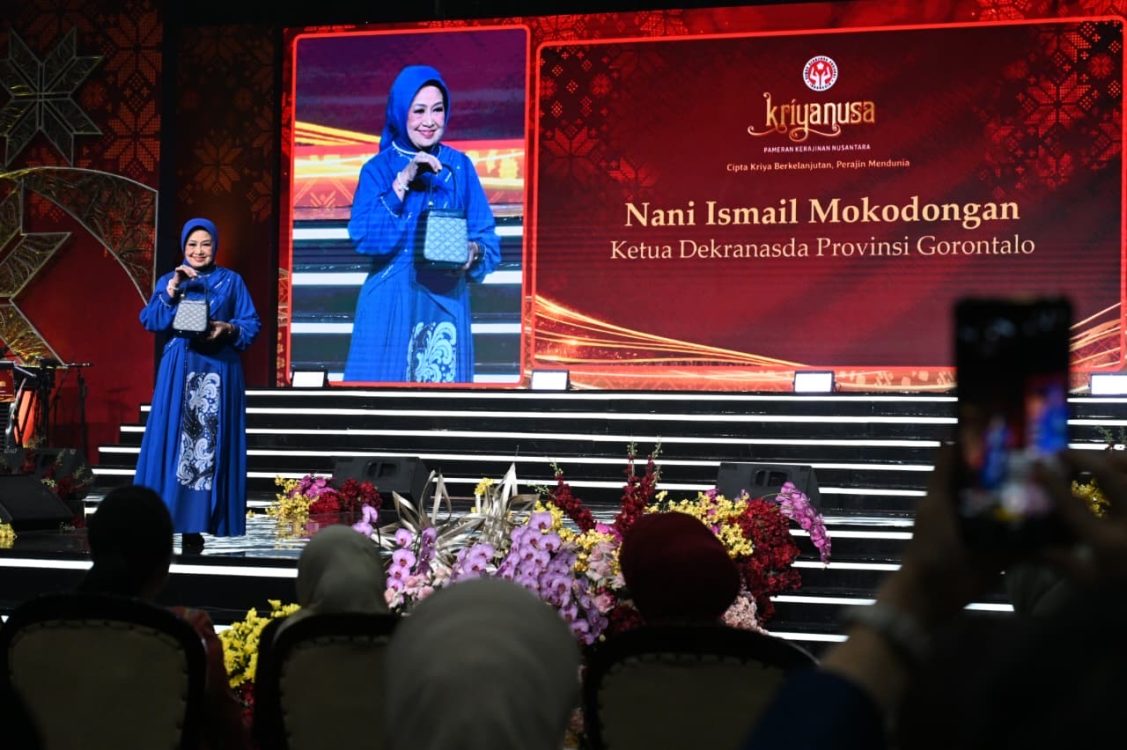 : Ketua Dekranasda Provinsi Gorontalo Nani Ismail Mokodongan saat tampil pada ajang fashion show Kriyanusa 2026, Rabu (30/9/2026) di Jakarta. (Foto : Zakir)