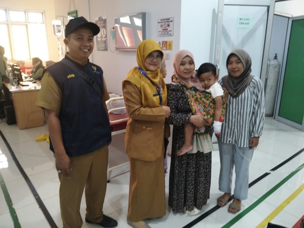 : Pelaksana Tugas (Plt) Kepala Bidang Kesehatan Masyarakat Dinas Kesehatan (Dinkes) Kabupaten Batang Mei Erawati (kedua kiri), menepis narasi hoaks yang tersebar di media sosial dan memastikan biaya berobat balita di Reban diganti saat ditemui di Rumah Sakit Umum Daerah (RSUD) Limpung, Kabupaten Batang, Selasa (6/10/2026).