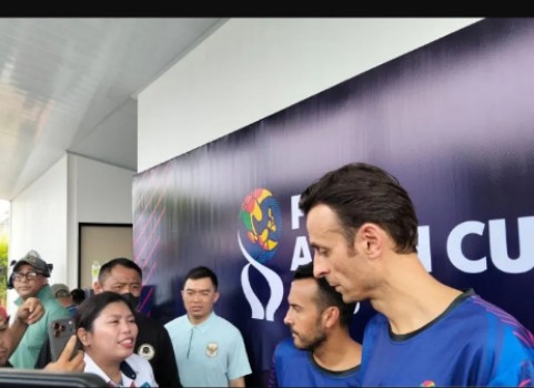 : Bintang sepak bola dunia Pedro Rodriguez dan Dimitar Berbatov, seusai menghadiri acara FIFA Boots for All di FIFA Arena Mandiri University, Jakarta Barat, Senin. (5/10/2026). (Istimewa)