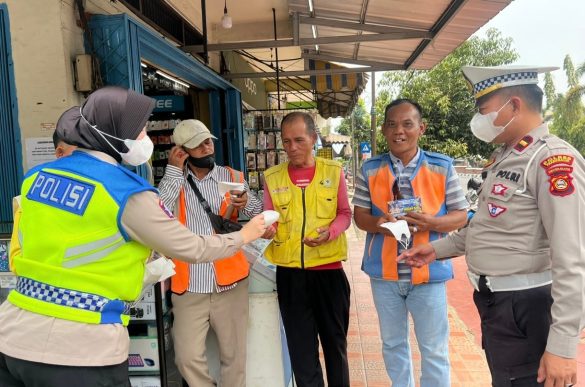 Peduli Kesehatan, Satlantas Prabumulih Bagikan Masker Gratis hingga Edukasi Keselamatan Berkendara ke Ojek