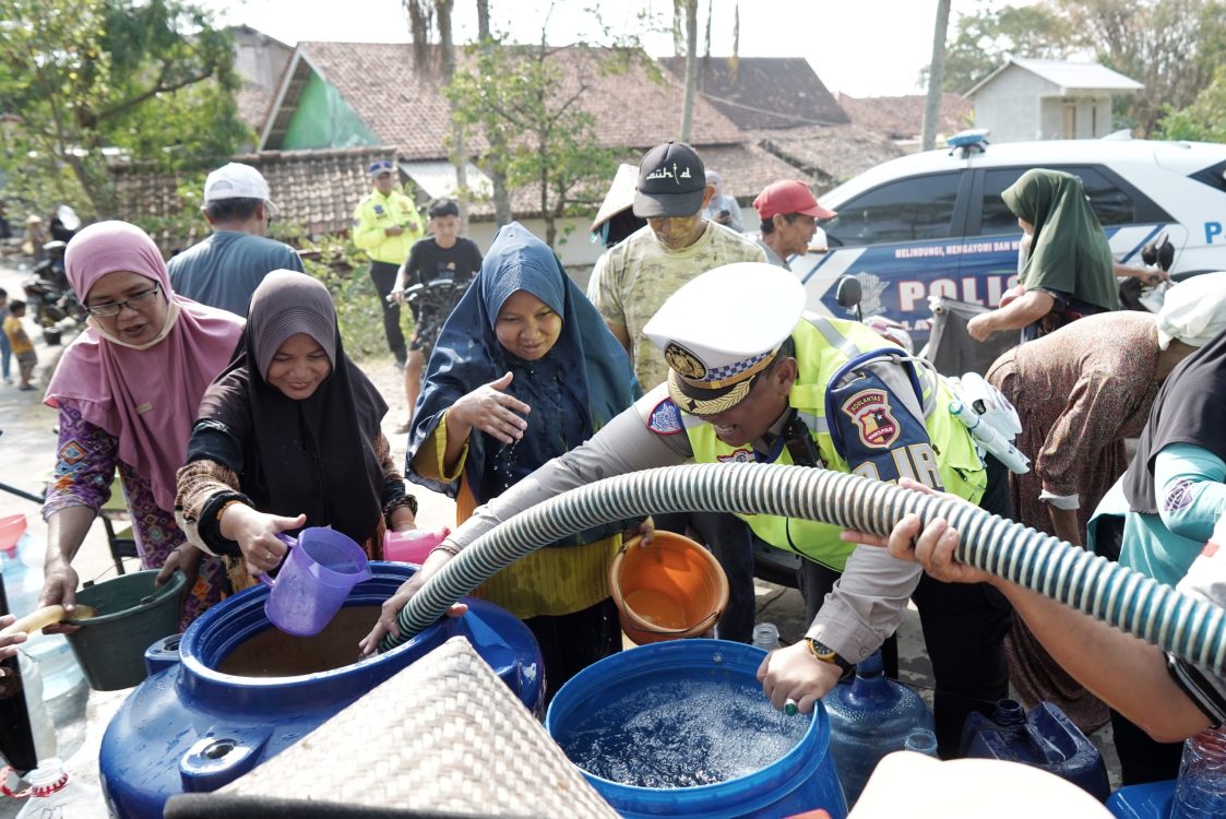 Peduli Warga Terdampak Kekeringan, Induk PJR Tol Cipularang Salurkan 5 Tangki Air Bersih