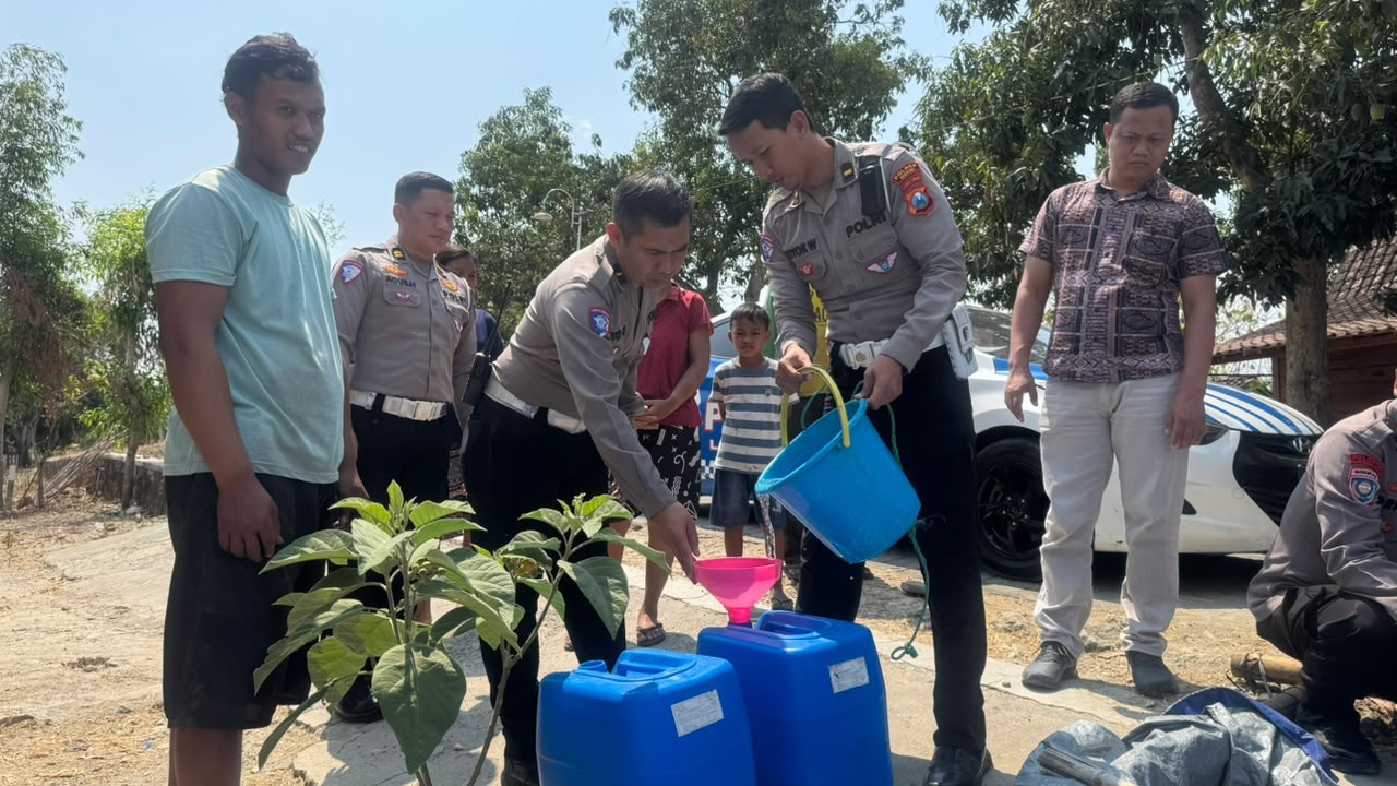 Peduli Warga Terdampak Kekeringan, Satlantas Ngawi Salurkan Air Bersih