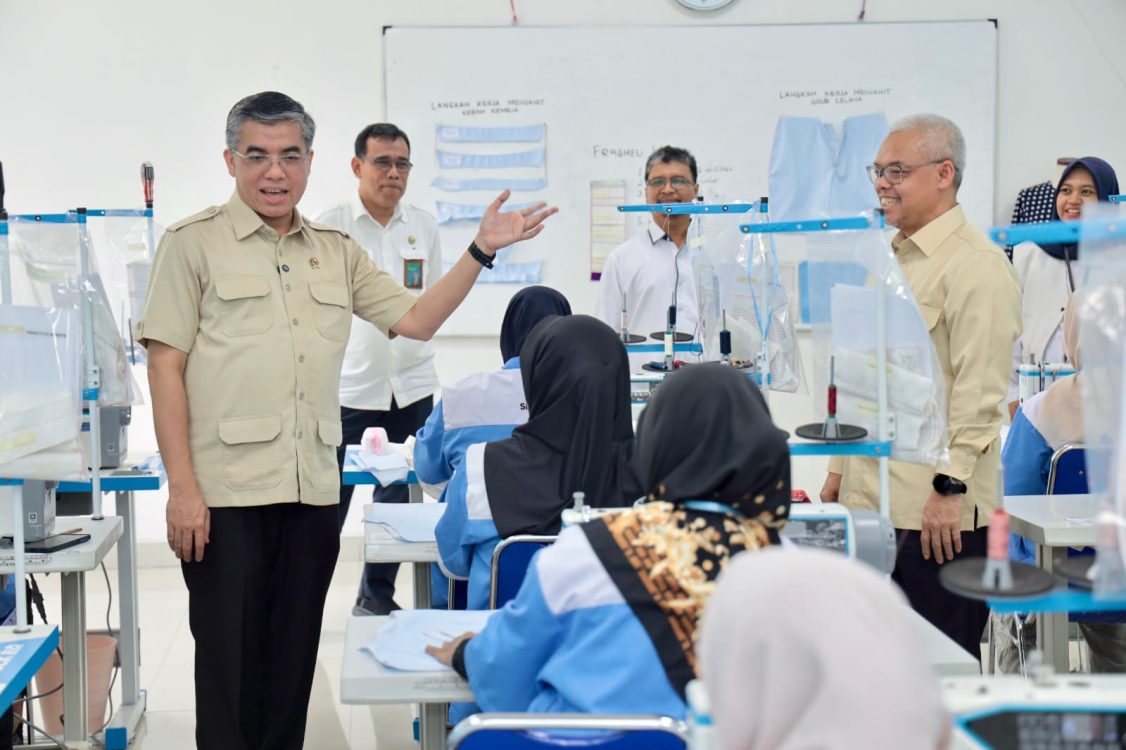 : Menteri Ketenagakerjaan (Menaker) Yassierli saat meninjau Program Pelatihan Vokasi Nasional di Satuan Pelayanan Pelatihan Vokasi dan Produktivitas (Satpel PVP) Bantul, Daerah Istimewa Yogyakarta, Rabu (7/10/2026). (Foto: Dok Kemnaker)