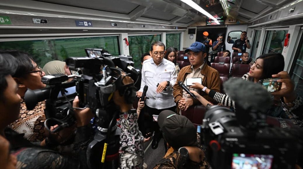 : Menteri Sekretaris Negara Prasetyo Hadi menyampaikan keterangannya kepada awak media saat bertolak kembali ke Jakarta dengan menggunakan KA Nusantara Explorer dari Stasiun Batang, Kabupaten Batang, pada Kamis, 30 Juli 2026. (Foto: BPMI Setpres/Cahyo)