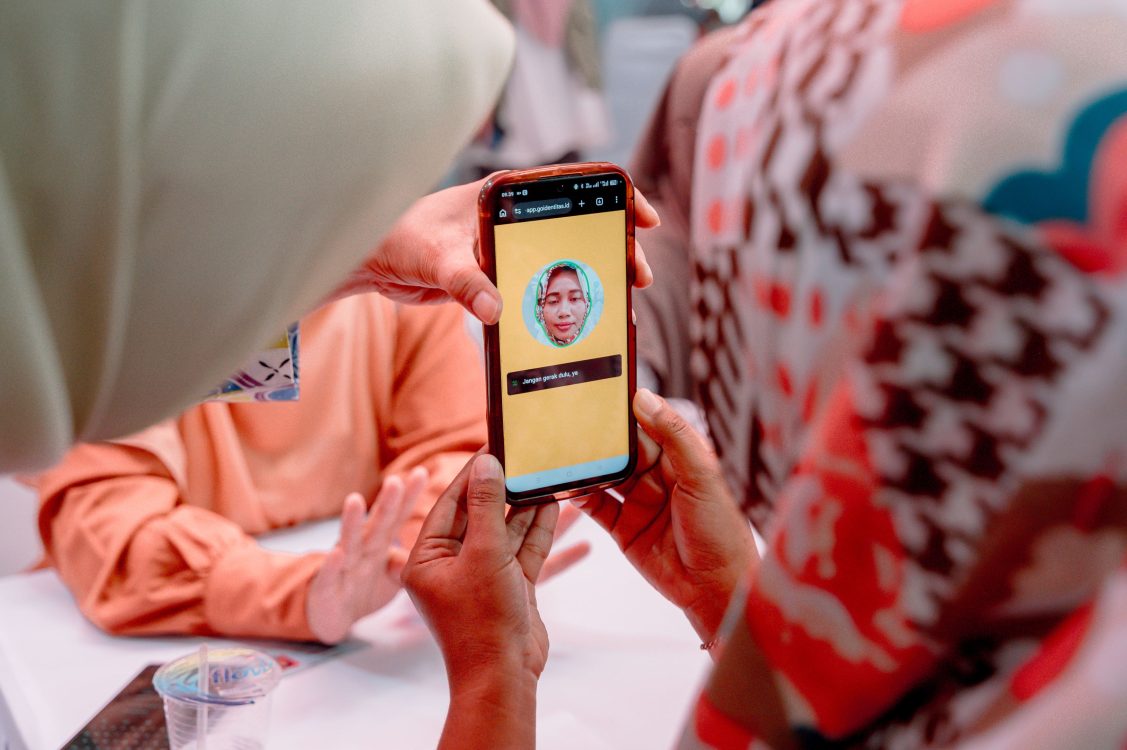 : Pemerintah mempercepat sinkronisasi data lintas kementerian dan lembaga melalui Portal Perlindungan Sosial (Perlinsos) Digital agar penyaluran bantuan semakin akurat dan tepat sasaran. Hal itu disampaikan Direktur Akselerasi Teknologi Pemerintah Digital Daerah Kemkomdigi, Aris Kurniawan, saat bersama Kepala Badan Komunikasi Pemerintah Muhammad Qodari mengunjungi lokasi uji coba Portal Perlinsos Digital di Kecamatan Tambaksari, Surabaya, Selasa (28/7/2026). Foto: Dok. KPM Kemkomdigi