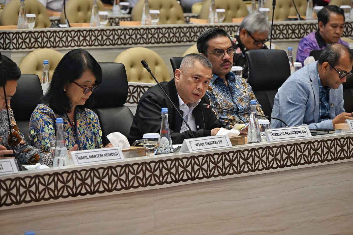 : Menteri Perhubungan Dudy Purwagandhi menyampaikan Daftar Inventarisasi Masalah (DIM) dan pandangan pemerintah dalam pembahasan Rancangan Undang-Undang (RUU) Perubahan Ketiga atas Undang-Undang Nomor 22 Tahun 2009 tentang Lalu Lintas dan Angkutan Jalan (LLAJ) bersama Komisi V DPR RI, Rabu (30/9/2026). (Foto: Humas Kemenhub)