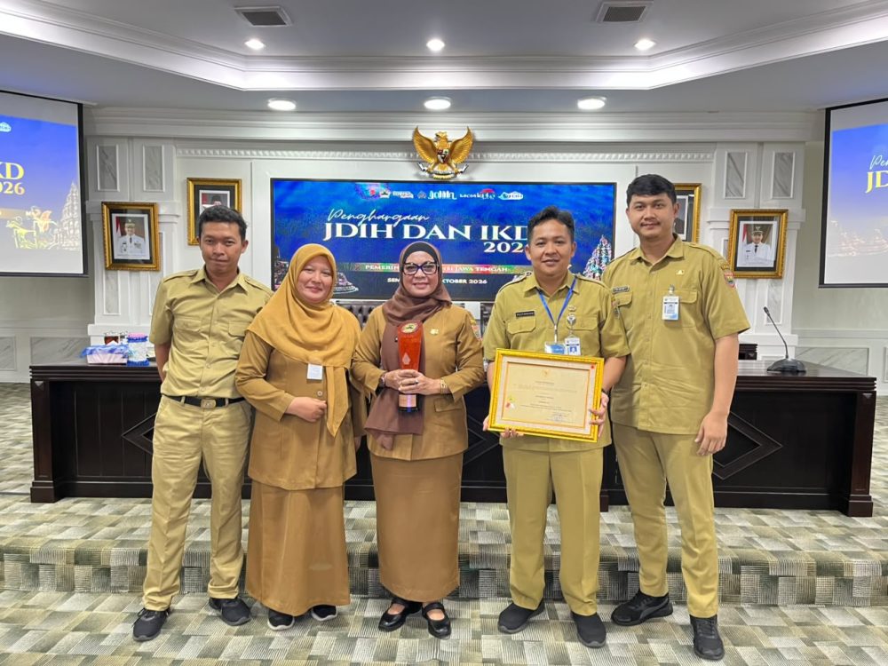 : Pemkab Batang Raih Penghargaan Pembina Terbaik Pengelolaan JDIH Pemerintah Desa di Komplek Kantor Gubernur Jawa Tengah, Semarang, Senin (5/10/2026).