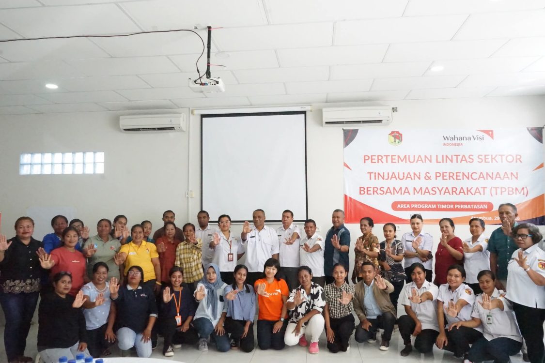 : Sekretaris BP4D Kabupaten Belu - Stefanus B. Mau Taek, bersama para pesertaPertemuan Lintas Sektor Tinjauan dan Perencanaan Bersama Masyarakat (TPBM) di Aula Hotel Setia, Rabu (29/07/2026).
