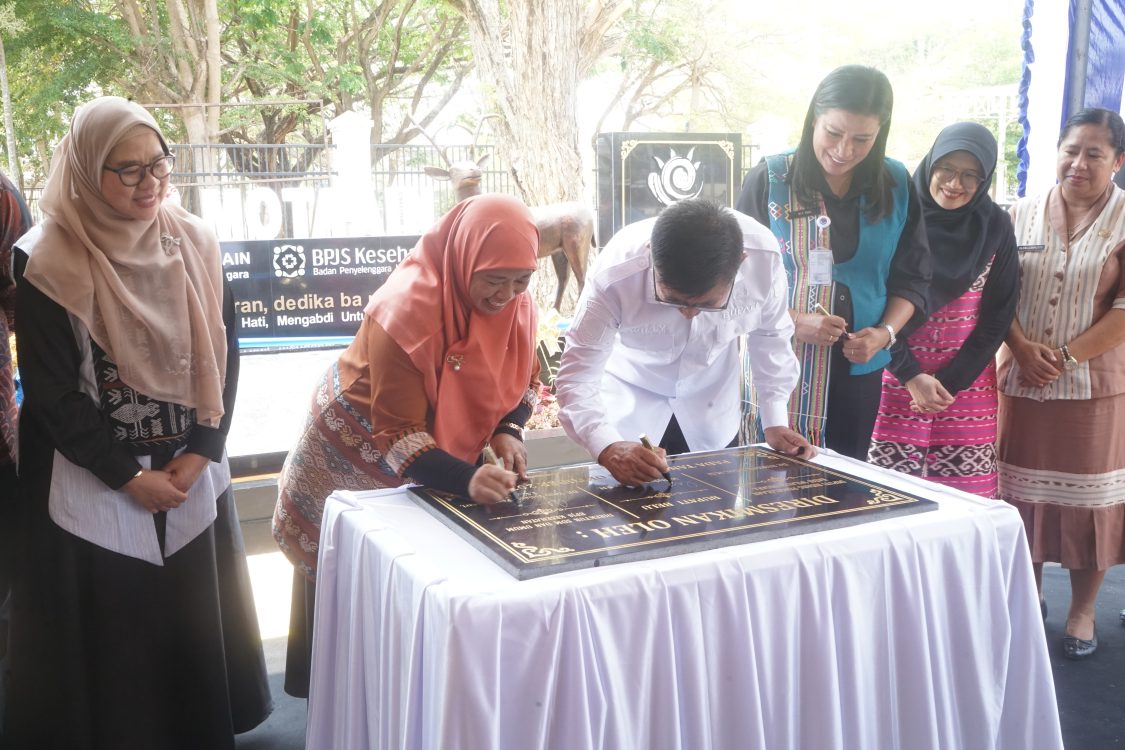 : Bupati Belu Willybrodus Lay, bersama jajaran Pemerintah Kabupaten Belu, Direktur SDM dan Umum BPJS Kesehatan, Vetty Yulianty Permanasari, bersama jajaran, unsur Forkopimda Kabupaten Belu, Pastor Paroki Stella Maris Atapupu atau yang mewakili, serta Pimpinan CIQS PLBN Motaain, menghadiri Kegiatan Peresmian Taman Budaya Gotong Royong BPJS Kesehatan di Kawasan Pos Lintas Batas Negara (PLBN) Motaain, Kabupaten Belu. (foto: MC Belu)
