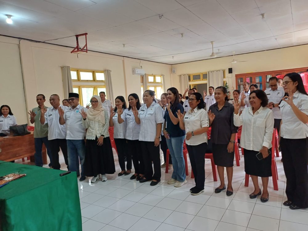 : Pertemuan Koordinasi Kelompok Kerja (Pokja) HIV untuk Advokasi dan Jejaring dalam Pengendalian HIV dan AIDS di Kabupaten Belu digelar di Aula Kantor Dinas Kesehatan Kabupaten Belu, Rabu (7/10/2026). Kegiatan ini diikuti 30 peserta yang berasal dari BP4D, Dinas Kesehatan Kabupaten Belu dan Provinsi NTT, DP3A2KB, Dinas Sosial dan PMD, P3MD, Dinas Kominfo, Dinas Pendidikan, Cabang Dinas Pendidikan Provinsi Wilayah II, Kementerian Agama, tokoh agama, RSUD Mgr. Gabriel Manek Atambua, KPAD Kabupaten Belu, KDS Moris Foun, KDS Flobamora, serta UPKM/CD Bethesda YAKKUM. (foto: MC Belu)