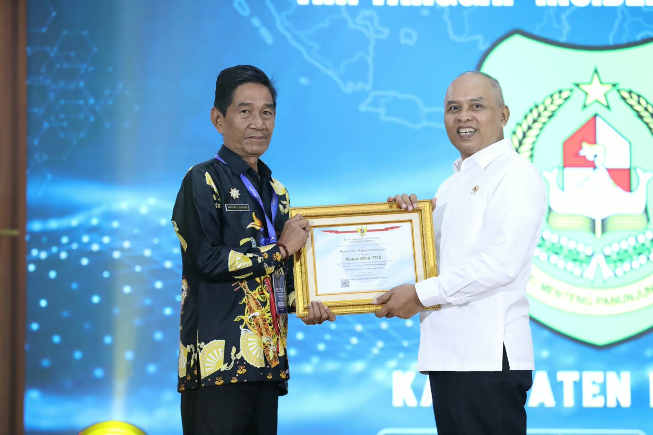 : Kepala Dinas Komunikasi dan Informatika Kabupaten Kapuas Hartoni U. Sawang menerima, Surat Tanda Registrasi (STR) KapuasKab-TTIS pada prosesi Pengukuhan Bersama TTIS Sektor Administrasi Pemerintahan dan Pembangunan Manusia di Aula dr. Roebiono Kertopati BSSN, Depok, Jawa Barat, Selasa (6/10/2026).- Foto: Mc.Kapuas
