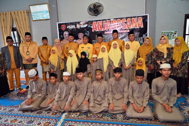 : Suasana penuh keakraban mewarnai kegiatan anjangsana Pemerintah Kabupaten Kotawaringin Barat ke Yayasan Panti Asuhan Yatim Piatu Pengajian Al Hidayah dalam rangkaian peringatan Hari Jadi ke-67 Kabupaten Kotawaringin Barat. (foto: MC Kobar)