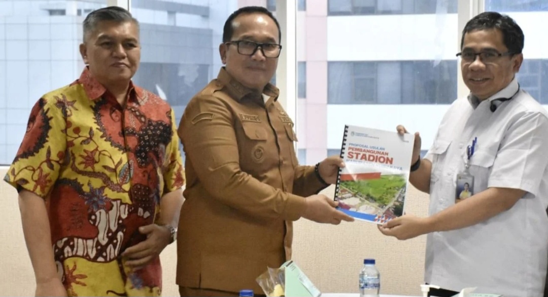 : Bupati Kubu Raya, Sujiwo bersama jajaran Pemerintah Kabupaten Kubu Raya dan DPRD melakukan pertemuan dengan Kementerian Koordinator Bidang Pemberdayaan Masyarakat dan Kementerian Pekerjaan Umum, untuk matangkan langkah hadirkan pasar induk dan stadion olahraga Kubu Raya. Selasa, (29/9/2026).(Foto: DiskominfoKKR/IKP)