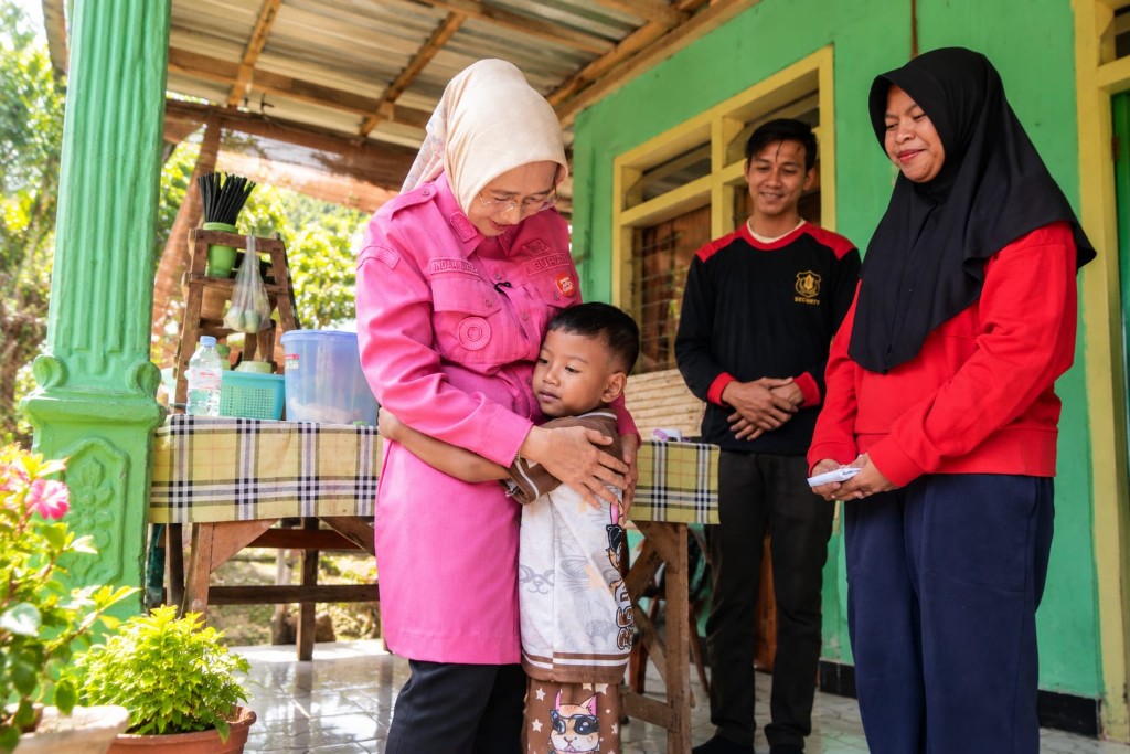 : Bupati Lumajang, Indah Amperawati (kiri), memeluk Arga Ruciance Lamba (kanan), anak berusia enam tahun asal Dusun Kembangan, yang tengah bersiap-siap menjalani operasi jantung di India melalui bantuan Yayasan Amal Membantu Sesama (AMS). (Kominfo Lumajang/Tomi/Istimewa)