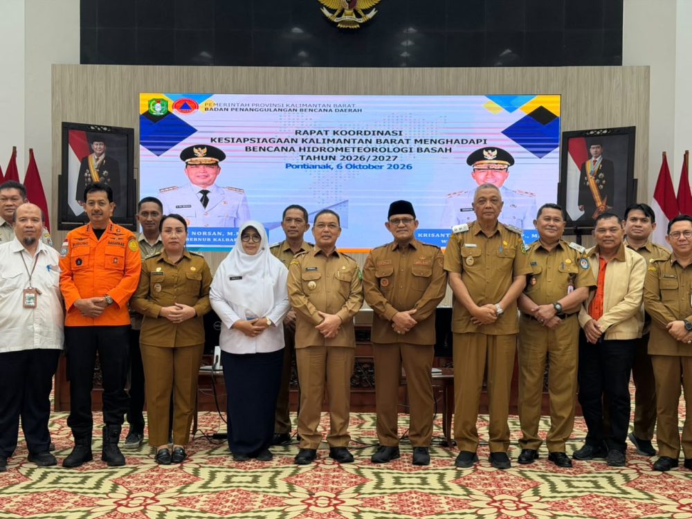 : Wakil Bupati Sambas, Heroaldi Djuhardi Alwi, (lima, kanan) mengatakan kondisi sejumlah wilayah yang memiliki kerawanan banjir dan secara rutin mengalami genangan dengan intensitas cukup besar. Wilayah tersebut antara lain Kecamatan Galing, Paloh, Teluk Keramat, dan Sejangkung. (foto: MC Sambas) .