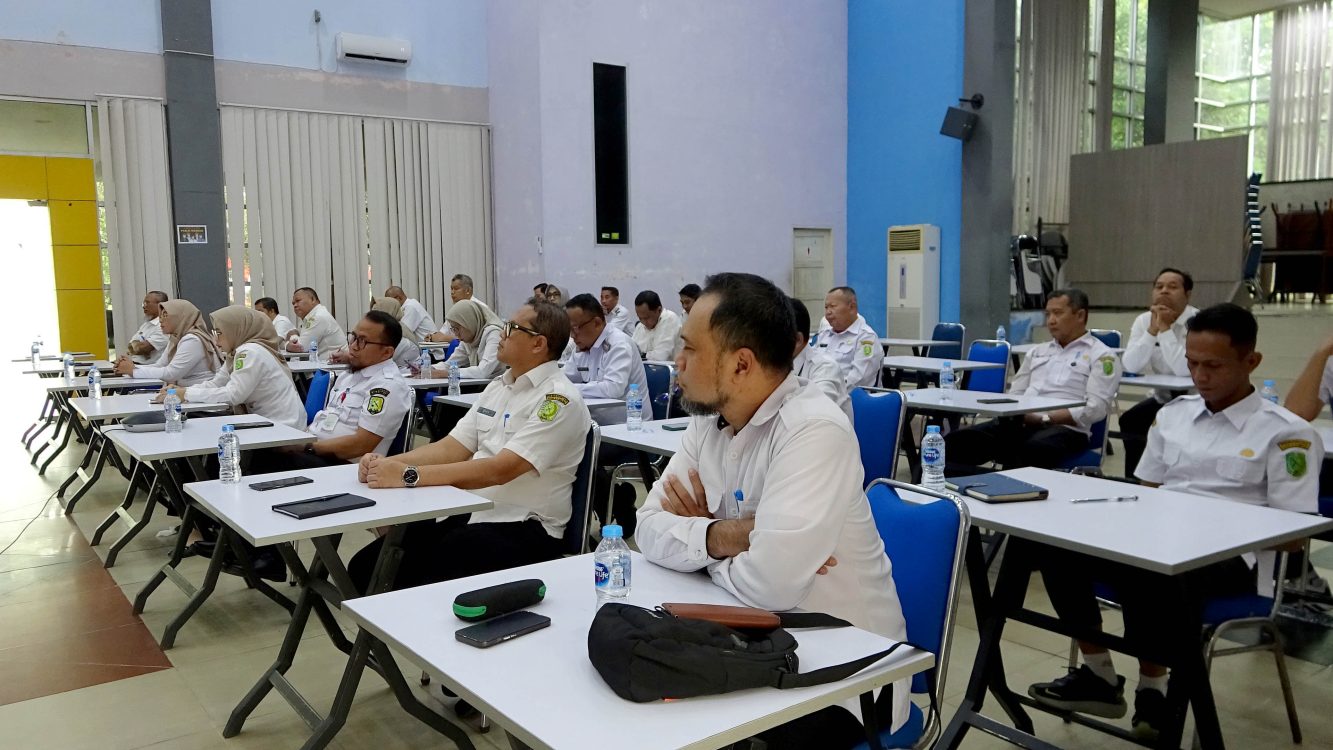 : Kepala BKPSDMAD Kabupaten Sambas, Agri Arisa, (tiga dari kanan) menyampaikan bahwa feedback hasil asesmen memiliki posisi penting dalam memberikan gambaran yang lebih utuh mengenai kompetensi peserta. (foto: MC Sambas)