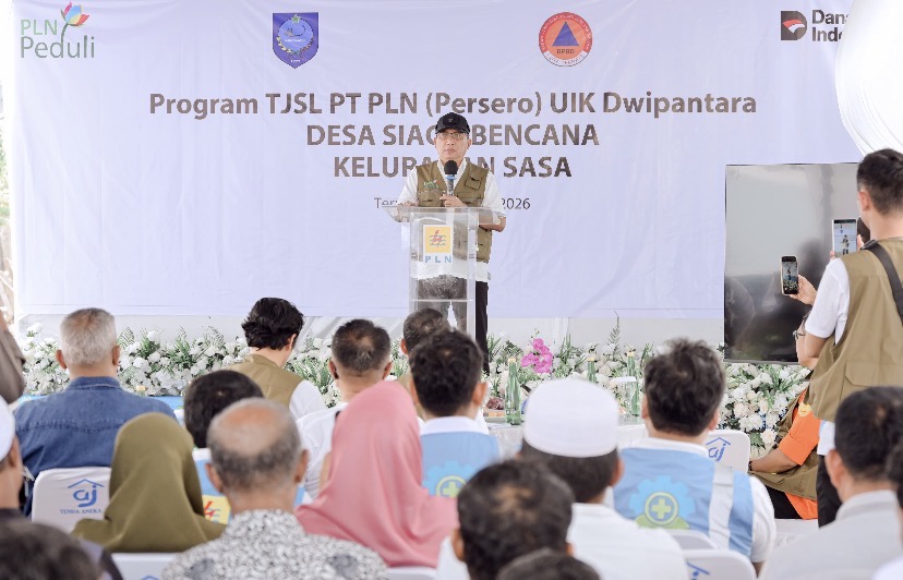 : Wali Kota Ternate, Tauhid Soleman saat meluncurkan Program Tanggung Jawab Sosial dan Lingkungan (TJSL) “PLN Peduli Desa Siaga Bencana” di Pasar Syariah, Kelurahan Sasa, Kecamatan Pulau Ternate, Jumat (2/10/2026)/ (Pemkot/ MC Ternate/ Athu)