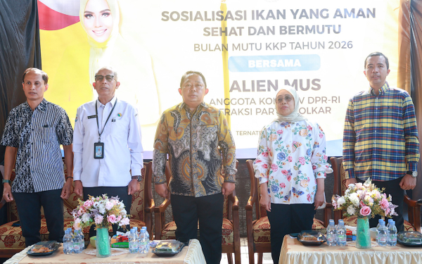 : Sekretaris Daerah Kota Ternate, Rizal Marsaoly, menghadiri agenda “Sosialisasi Ikan Yang Aman, Sehat, dan Bermutu” sekaligus penyerahan paket ikan sehat kepada warga di Kantor Kelurahan Foramadiahi, Kecamatan Pulau Ternate, Sabtu (3/10/2026)/ (Pemkot/ MC Ternate/ TIM)